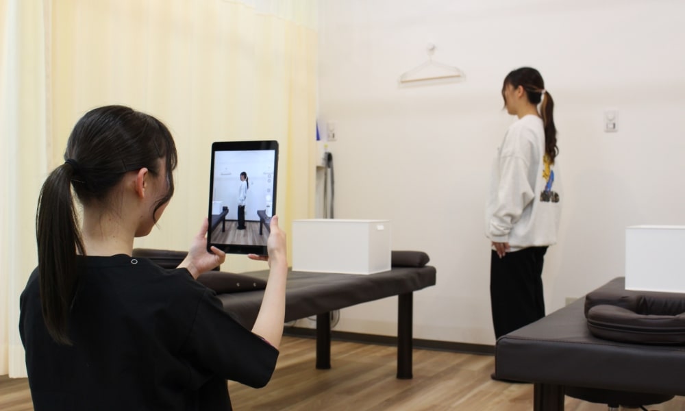 姿勢・背骨の歪みのチェックをする整骨院の診察