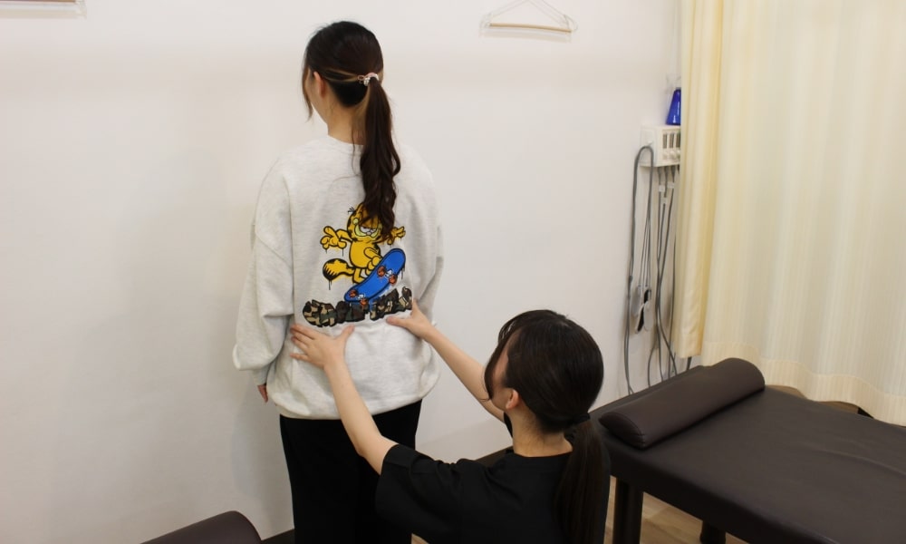 骨盤の歪みのチェックをする整骨院の診察